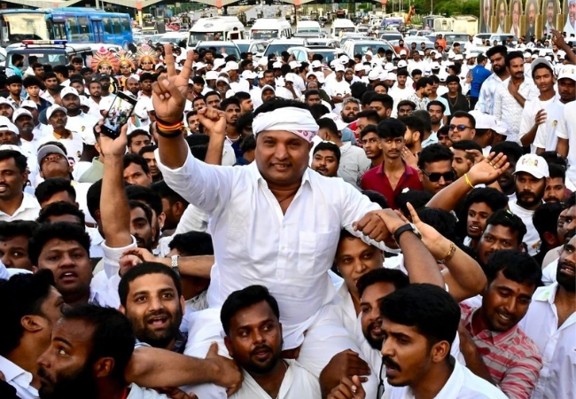 B'luru: AICC Secretary Srinivas B.V given grand reception during first visit after new appointment